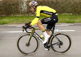 Van Aert sigue con dolor en las costillasy renuncia al Giro