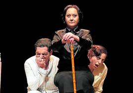 Juanma Cano, Maite Lorenzo y Nerea Ariznabarreta, en la representasción de 'Los Olivos Palidos'.