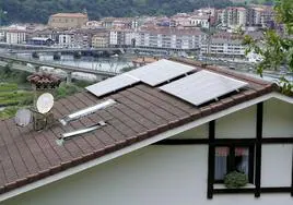 Placas fotovoltaicas en una vivienda de Aia.