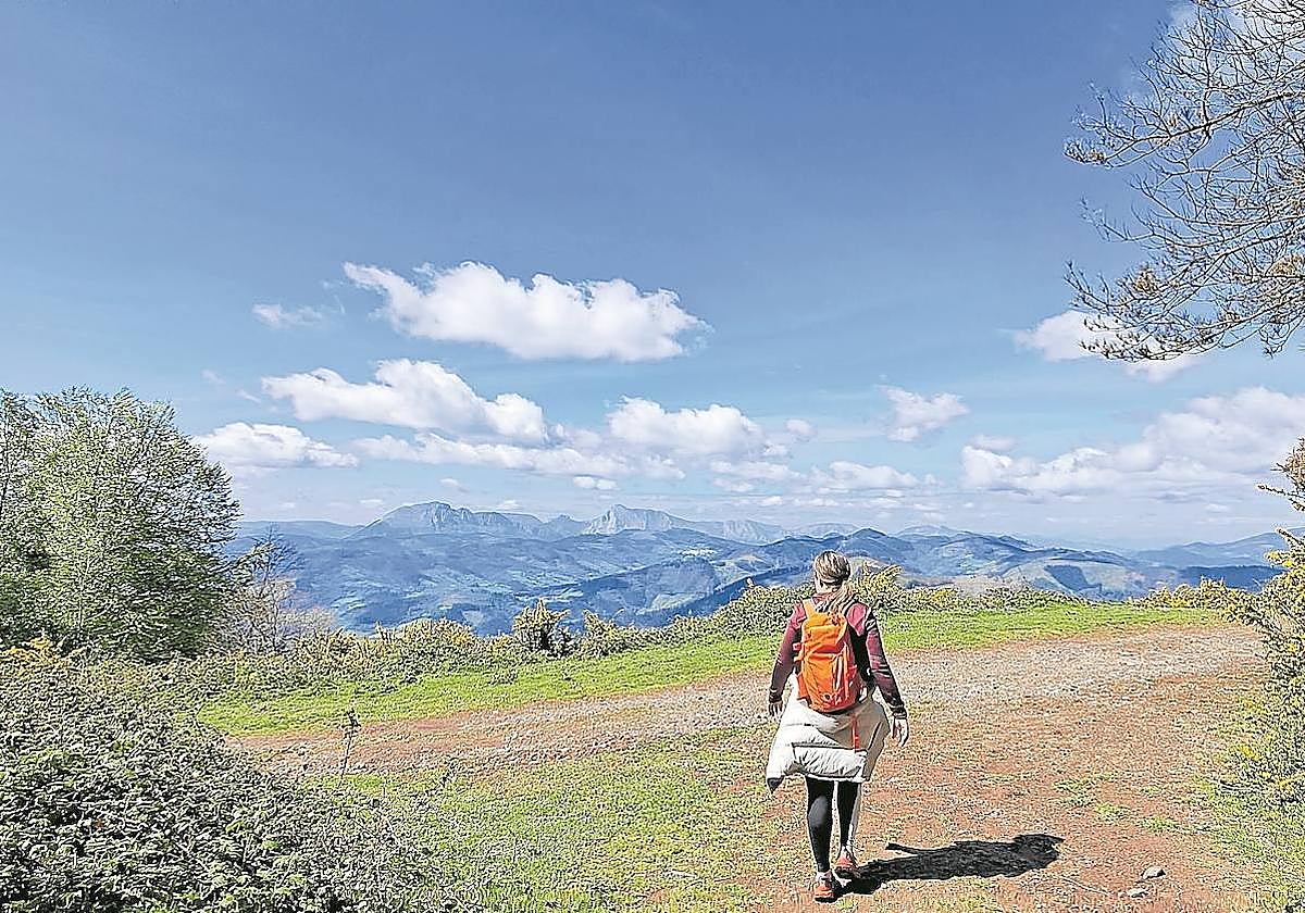 Las vistas espectaculares de Udalatx y Anboto rodeadas de otras muchas cumbres en el límite guipuzcoano y vizcaíno.