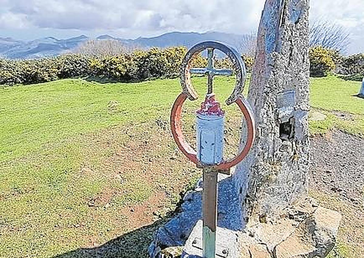 Imagen secundaria 1 - El menhir de Arribiribilleta impresiona por sus dimensiones y energía. Buzón de Irukurutzeta. Precioso escudo de la fachada del caserón Iriaun en Elosua.