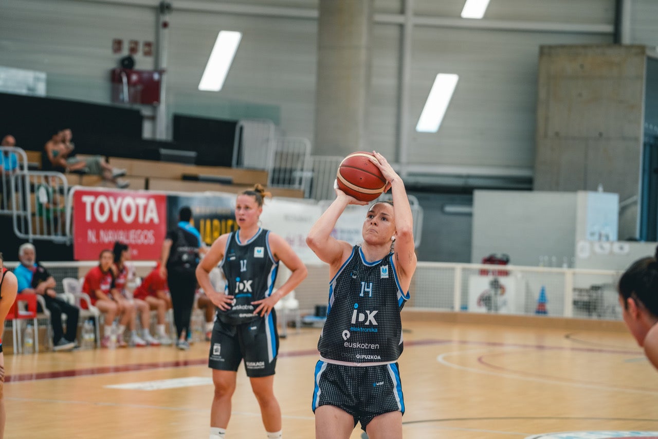 María España se dispone a lanzar un tiro libre, ayer en el Bembibre Arena de León
