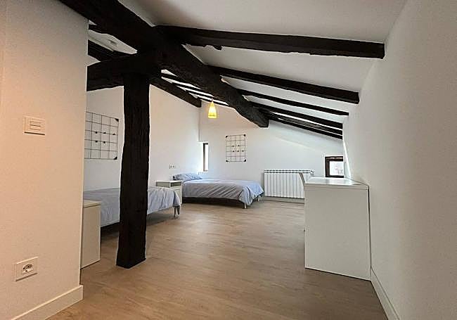 Una de las habitaciones compartidas del recurso residencial que se abre el lunes, con el pupitre para los deberes.