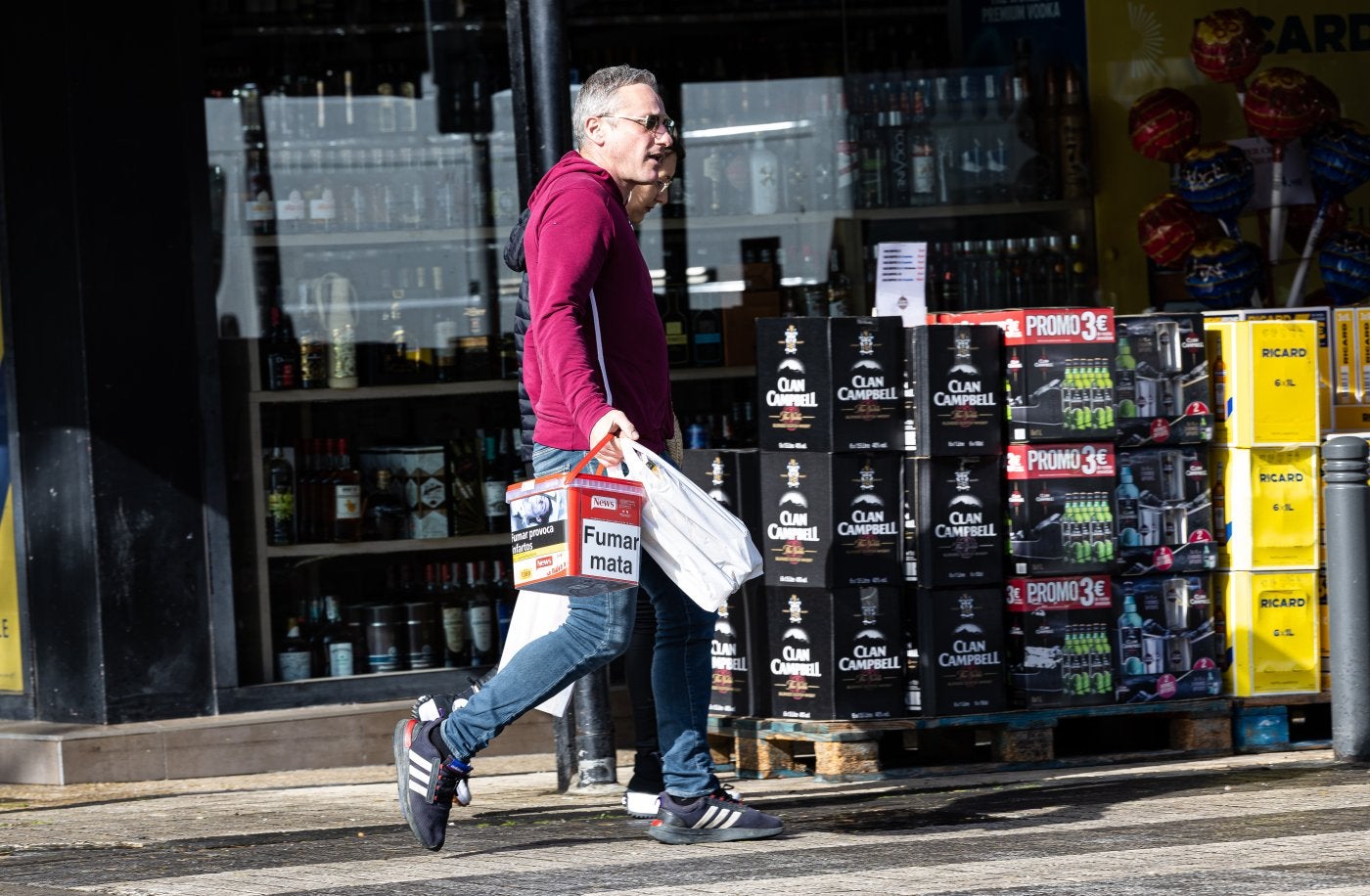 Un hombre se lleva un bote de tabaco de liar de un estanco de Irun.