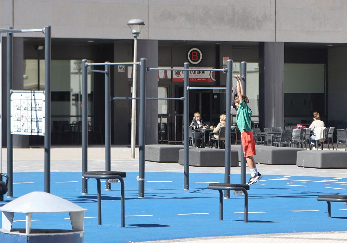 Un niño juega en las barras de calistenia de Benta Berri.