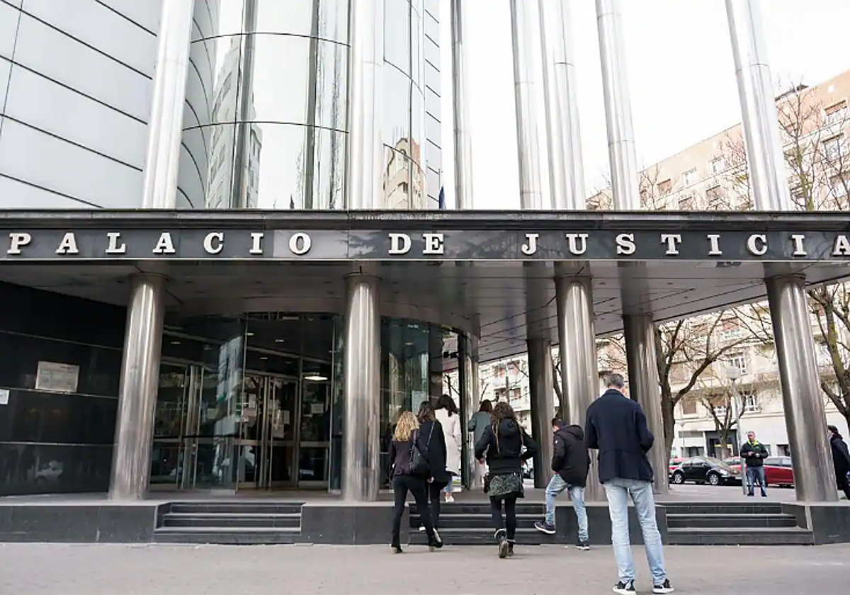 Acceso principal al Palacio de Justicia de la Avenida de Gasteiz