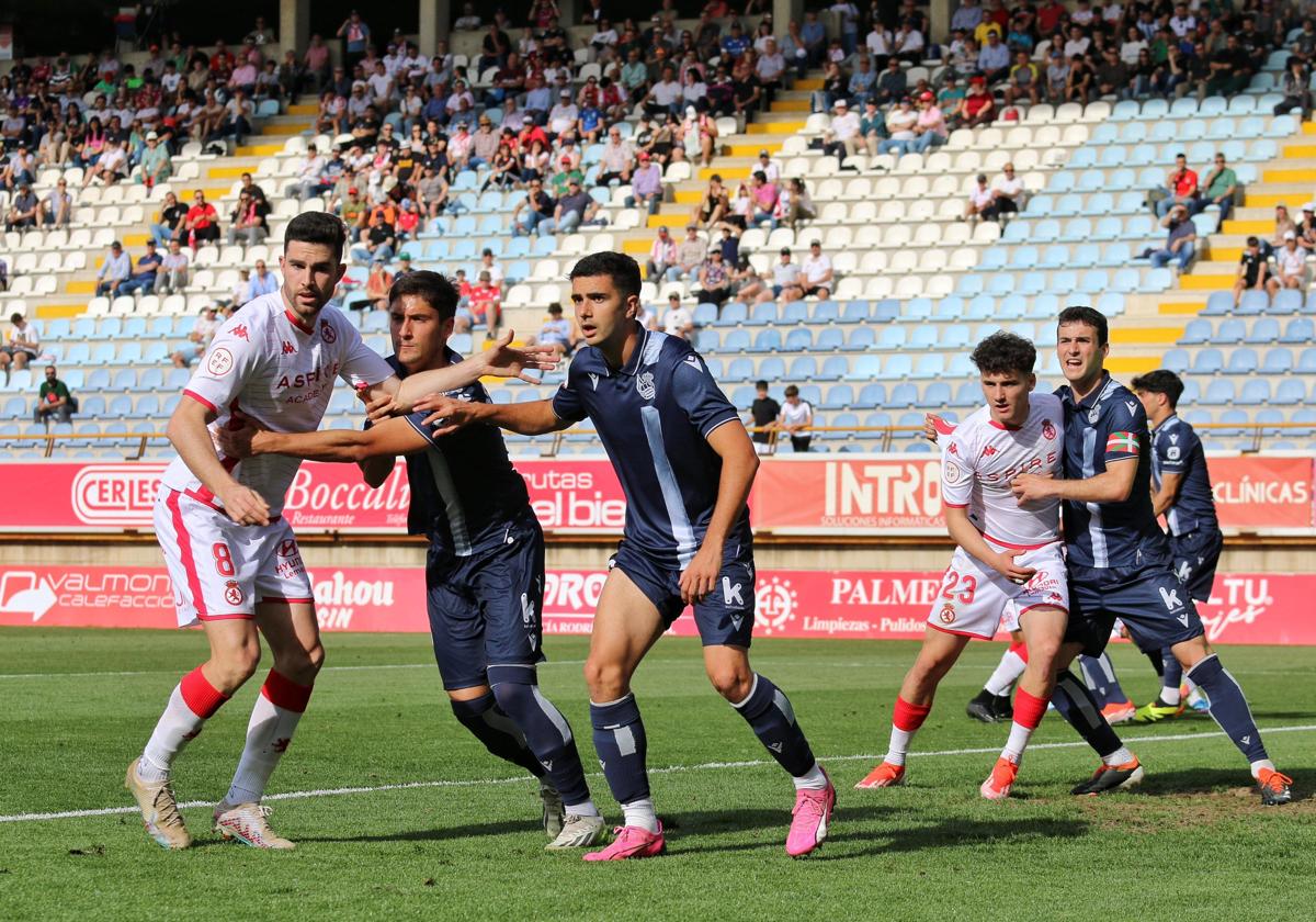 Los jugadores del Sanse defienden un córner.