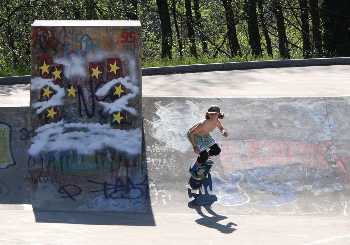 Un joven skater patinando este viernes en la pista de Pagola. A día de hoy Donostia solo cuenta con dos skate-parks, este de Pagola y otro situado en Larratxo. Al finalizar esta legislatura serán cinco.