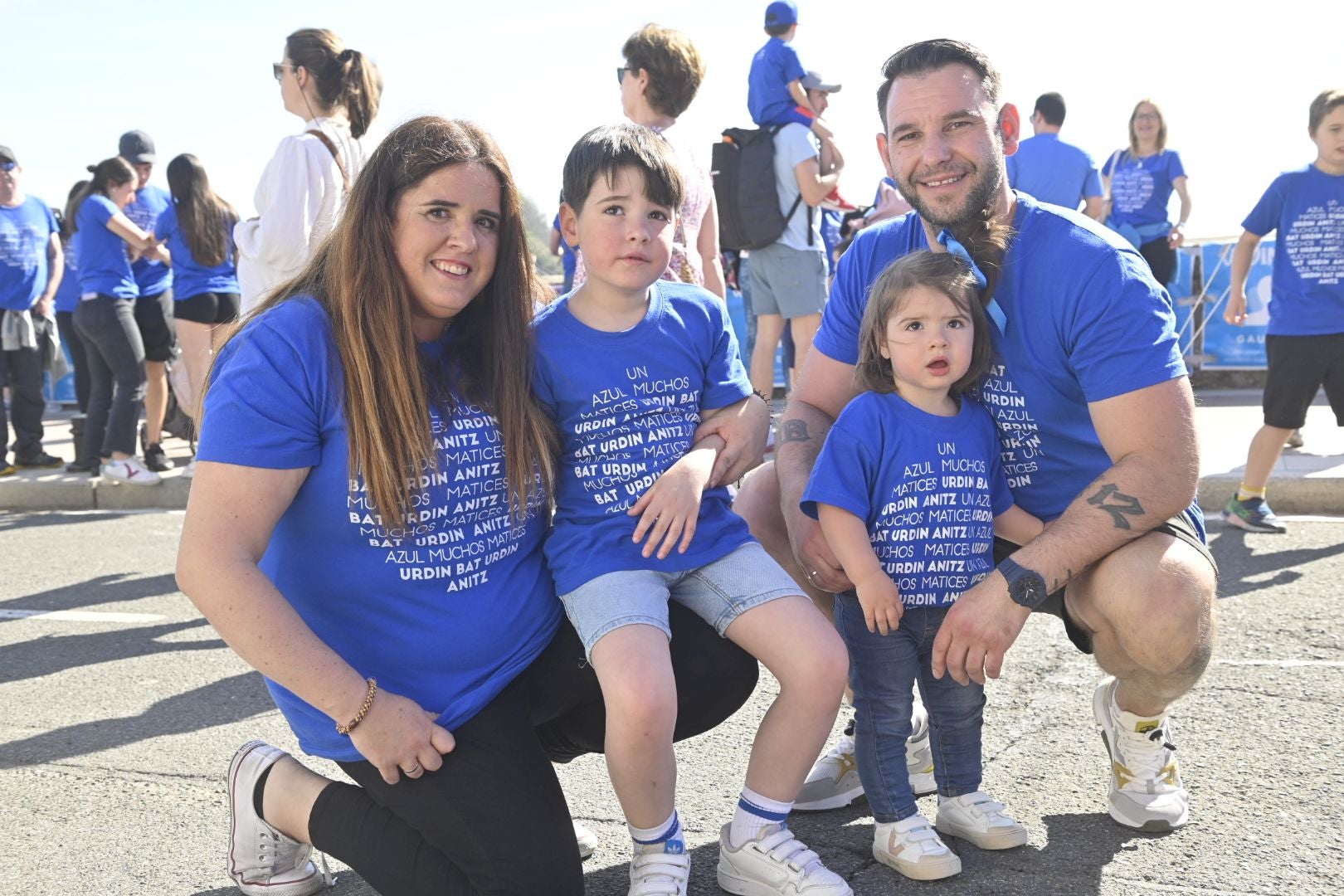 Una marcha azul solidaria con el autismo recorre Donostia
