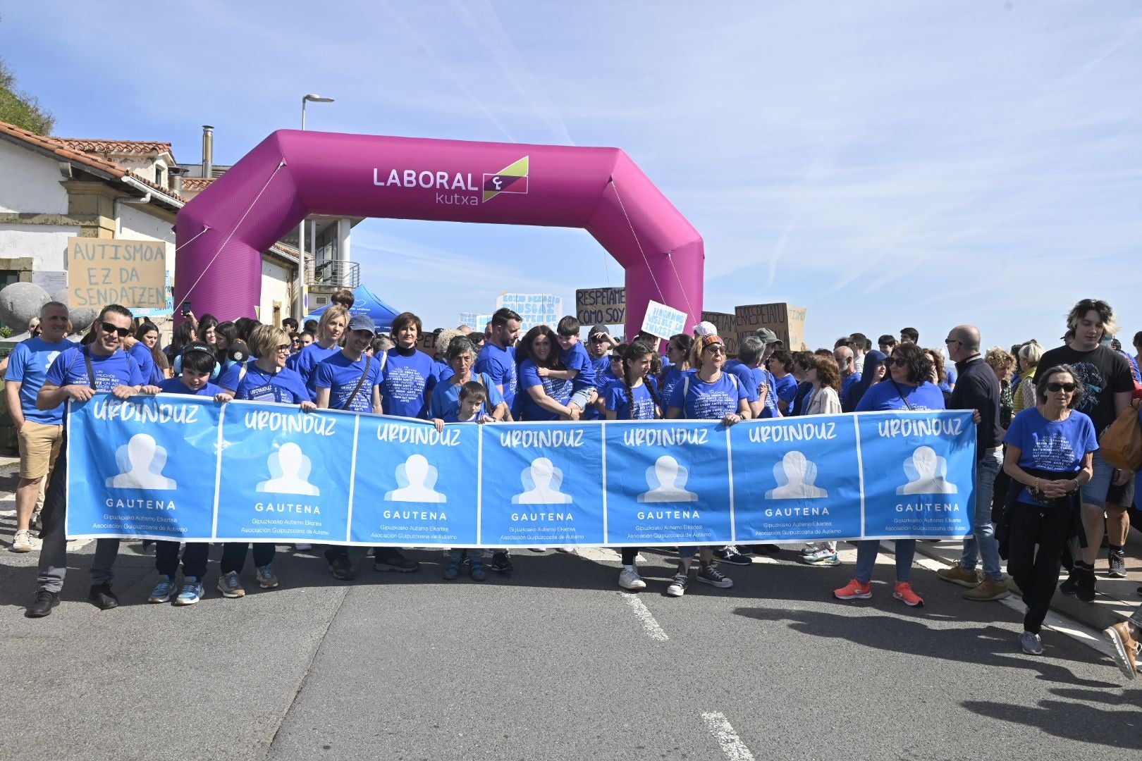 Una marcha azul solidaria con el autismo recorre Donostia
