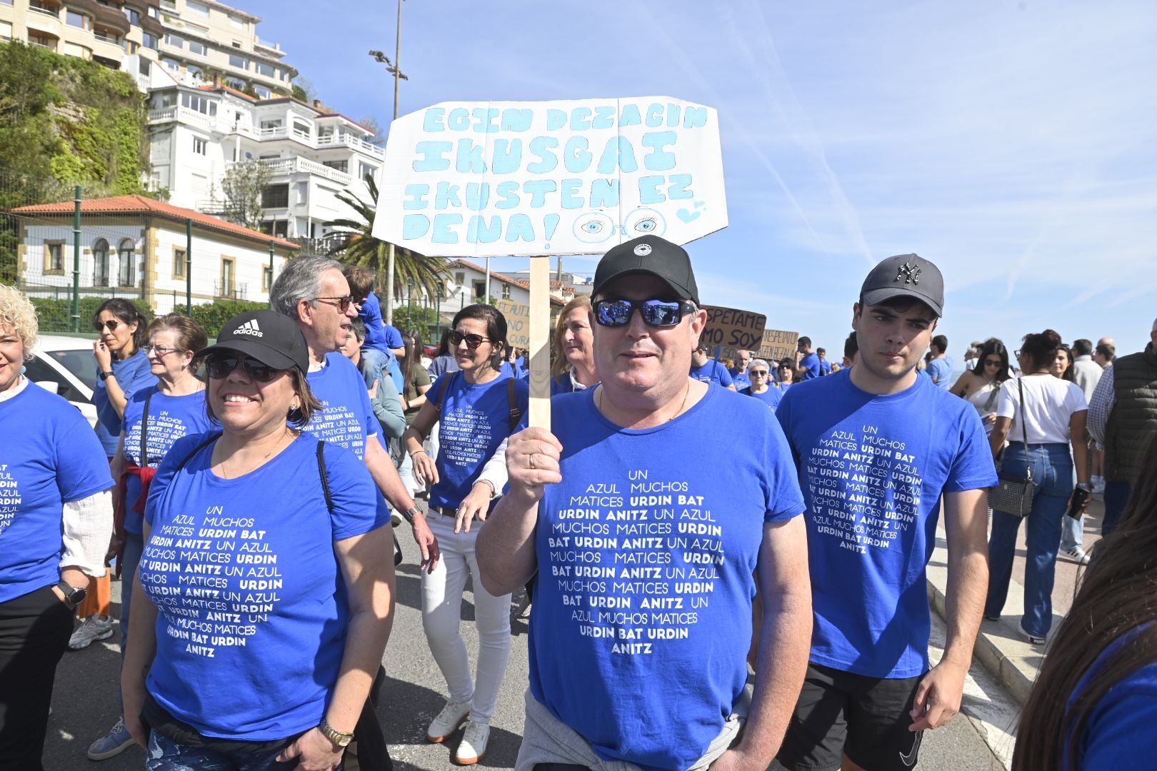 Una marcha azul solidaria con el autismo recorre Donostia