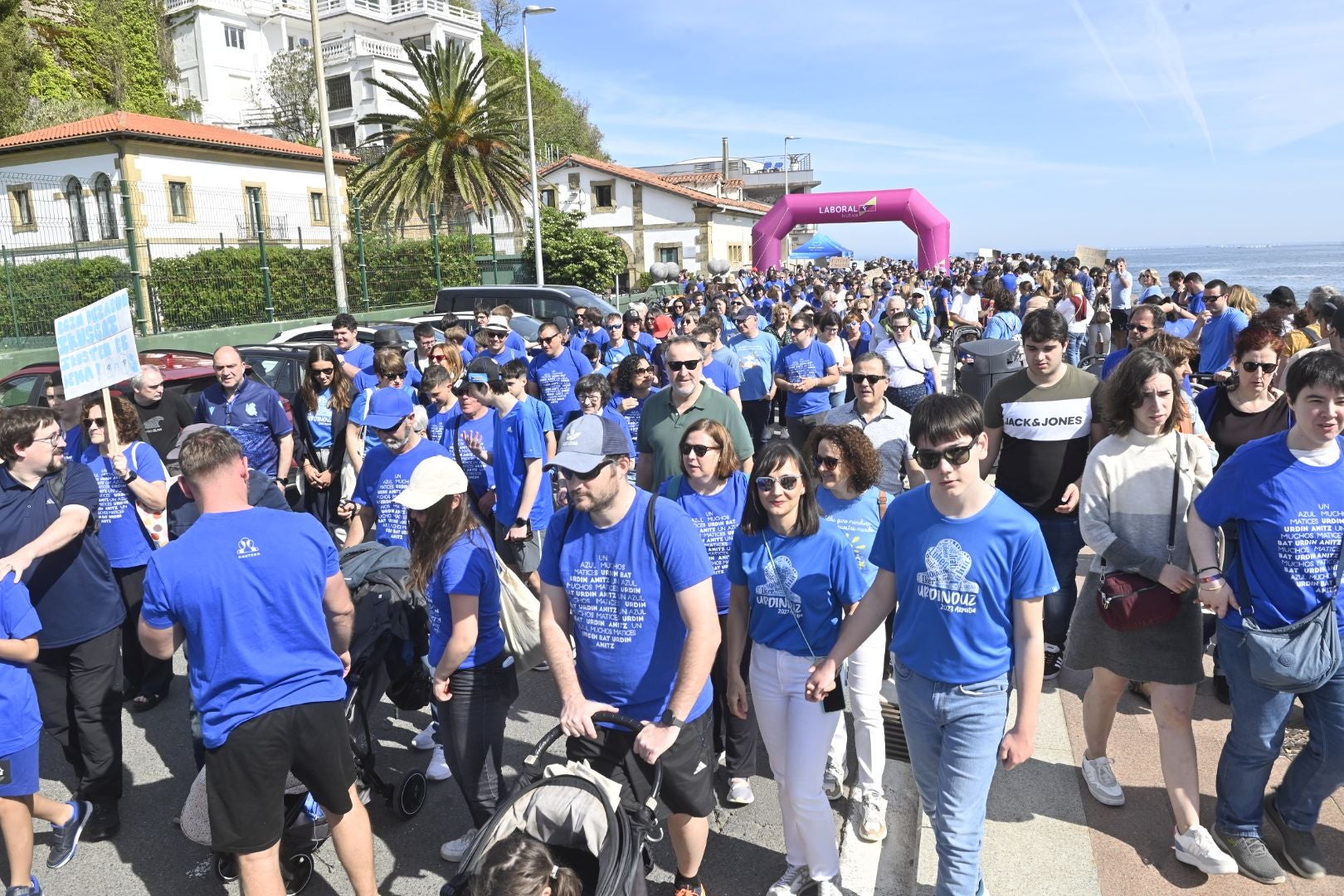 Una marcha azul solidaria con el autismo recorre Donostia