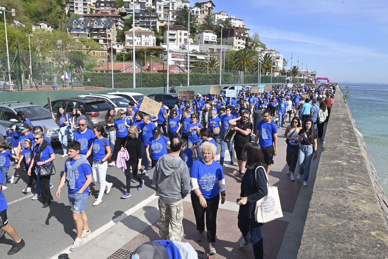 Una marcha azul solidaria con el autismo recorre Donostia