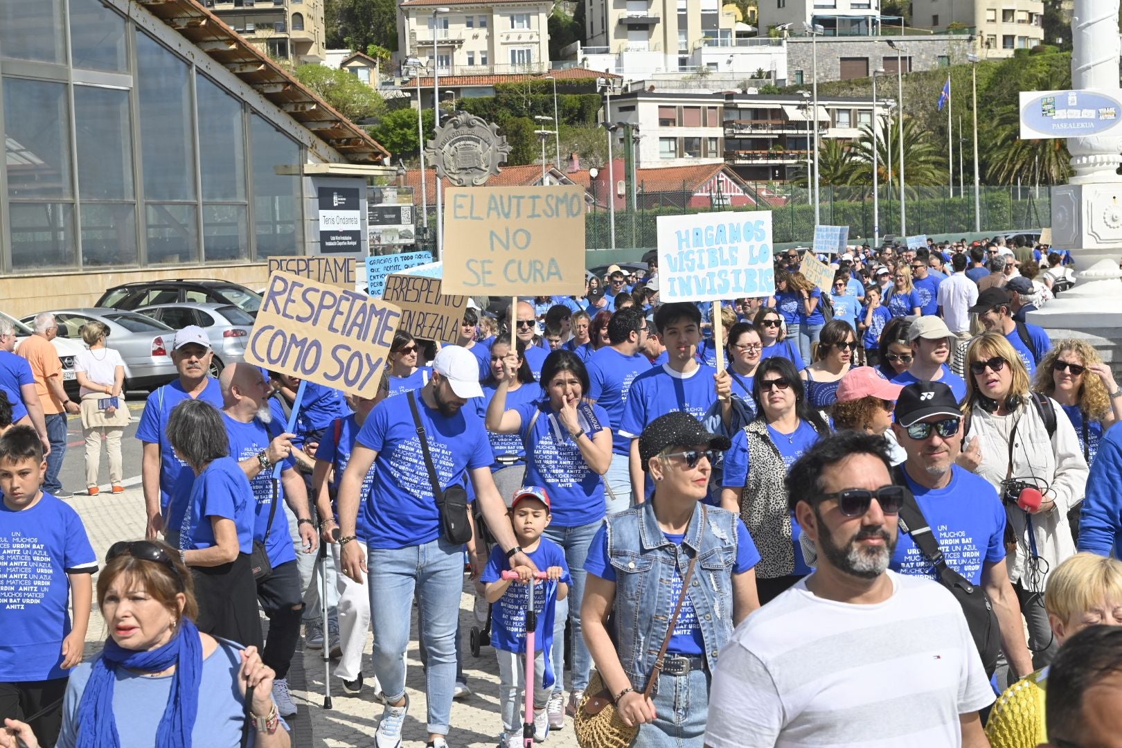 Una marcha azul solidaria con el autismo recorre Donostia