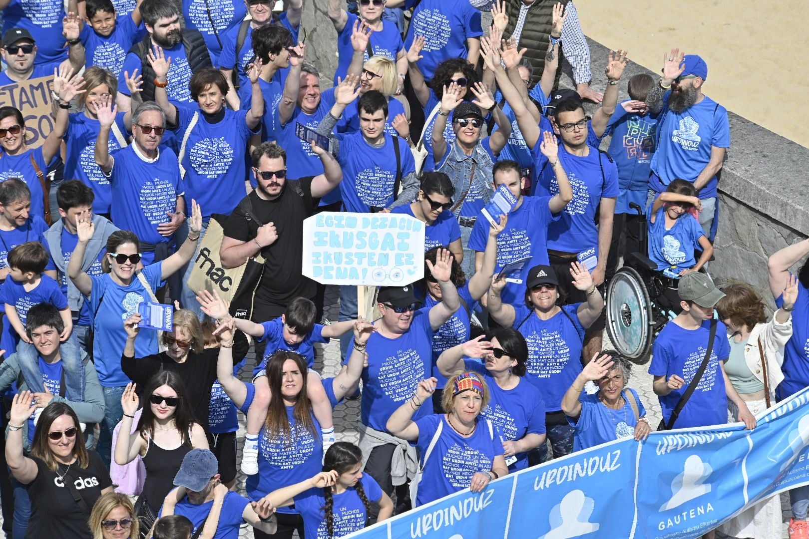 Una marcha azul solidaria con el autismo recorre Donostia