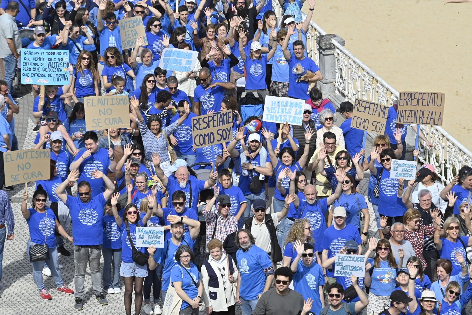 Una marcha azul solidaria con el autismo recorre Donostia