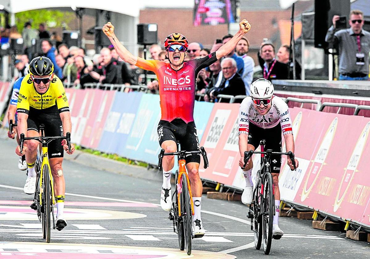 Pidcock bate al sprint a Hirschi y Benoot en la meta de la Amstel Gold Race.