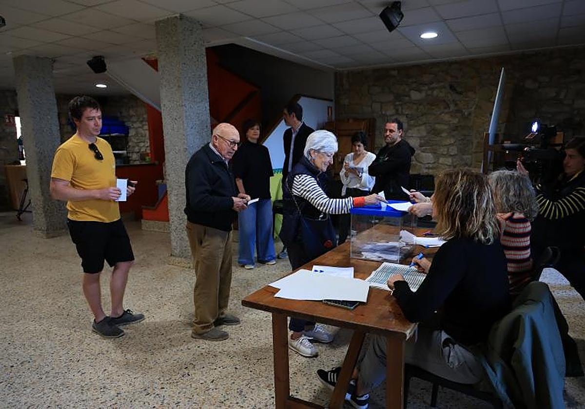 Varios igeldotarras votando esta mañana en la consulta popular
