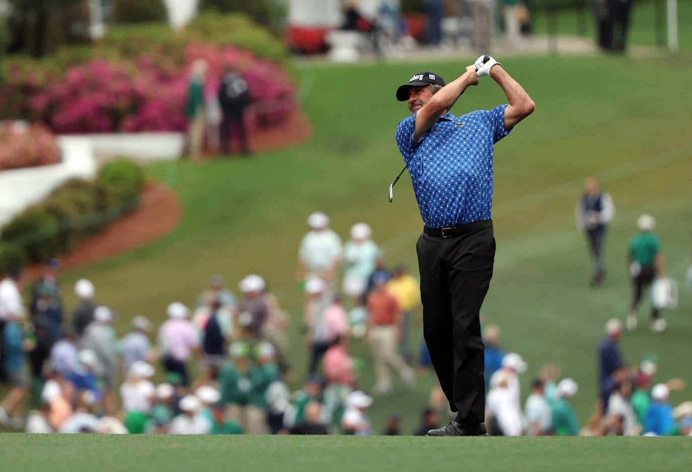 José María Olazabal acaba el swing en la primera vuelta del Masters de Augusta.