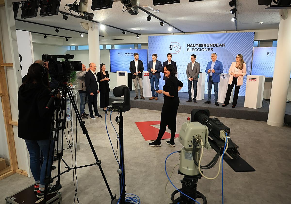Los candidatos, de buen humor momentos antes del arranque del debate electoral organizado por El Diario Vasco.