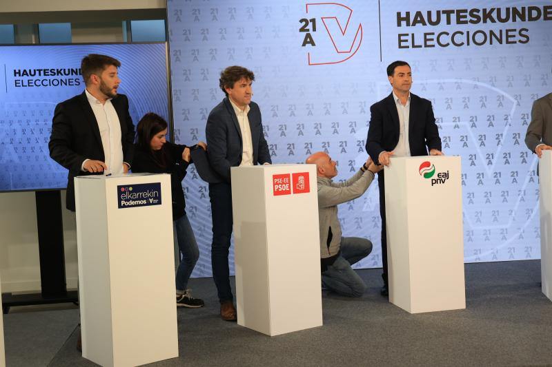 David Soto, Eneko Andueza e Imanol Pradales, momentos antes de arrancar el debate.