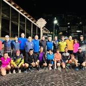 Cerca de treinta corredores participaron el sábado en la segunda edición del reto Backyard, corriendo junto a las playas de Ondarreta y La Concha durante horas.