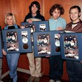 Unos jóvenes Álvaro Fuentes, Amaia Montero, Haritz Garde, Xabi San Martín y Pablo Benegas, con los cinco discos de platino por su álbum 'Dile al sol'.