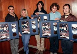 Unos jóvenes Álvaro Fuentes, Amaia Montero, Haritz Garde, Xabi San Martín y Pablo Benegas, con los cinco discos de platino por su álbum 'Dile al sol'.