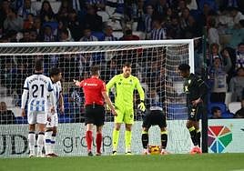 Remiro mira fijamente cómo Embarba coloca el balón en el punto de penalti, ayer en elReale Arena.