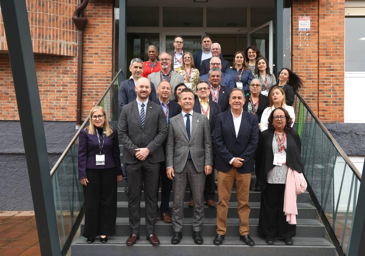 El consejero de Educación, Jokin Bildarratz, acompañado de la delegación norteamericana y responsables de FP de Tecnología Avanzada Tknika.