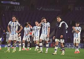 Decepción entre los jugadores el terminar el partido, tras encajar el empate desde el punto de penalti.