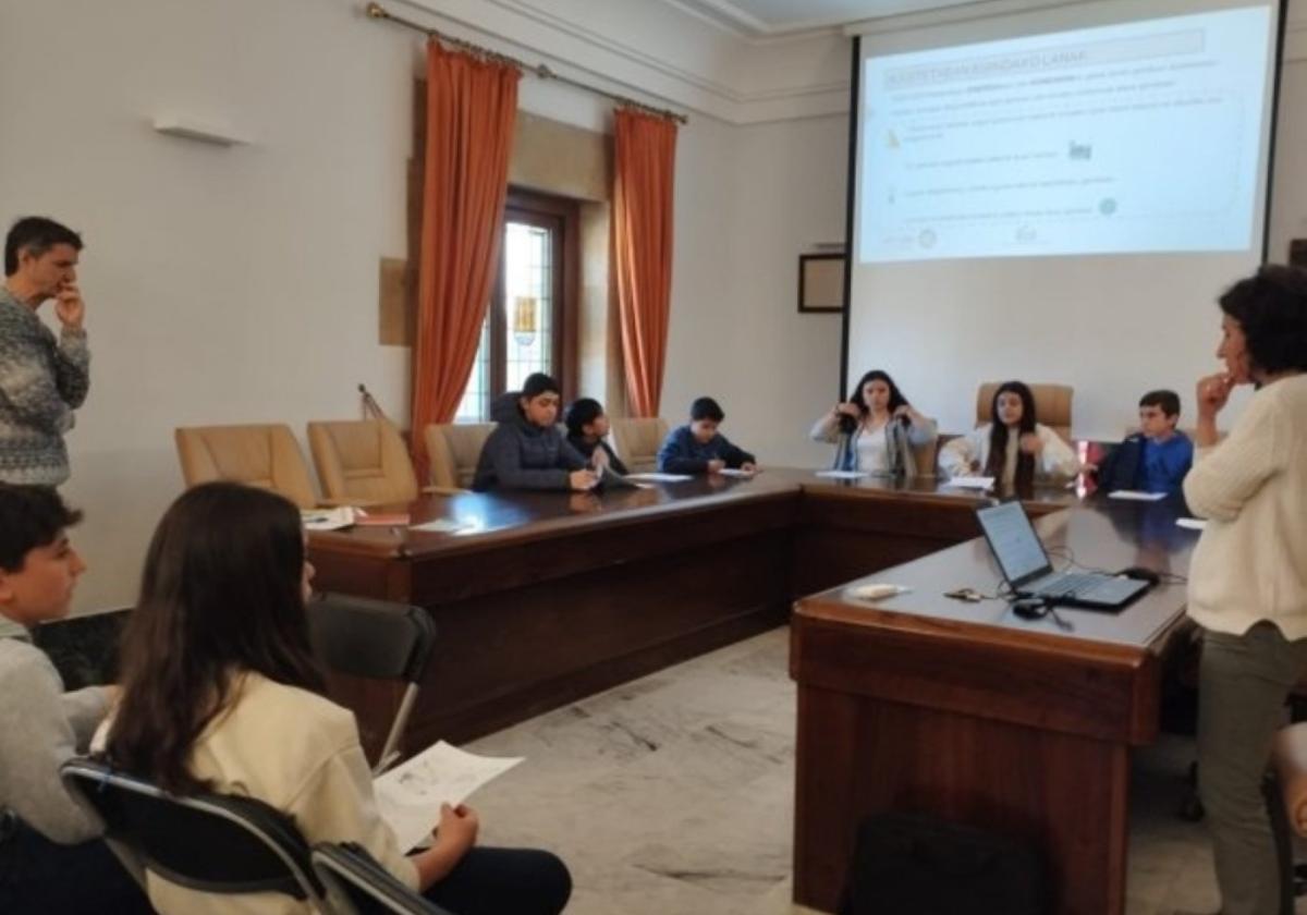 Los alumnos del instituto reunidos con los representantes municipales.