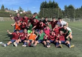 Los juveniles del nacional celebraron sobre el césped de Sarriena el triunfo por 0 a 2 ante Leioa.