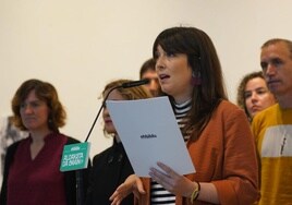 La portavoz de campaña de EH Bildu, Oihana Etxebarrieta, participa en un acto electoral en Zumaia.