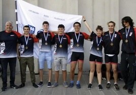 Los juveniles, con la bandera del Campeonato de Gipuzkoa.