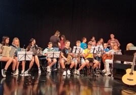 Estudiantes de Musika Eskola, durante un ensayo para el concierto del año pasado en Torresoroa.