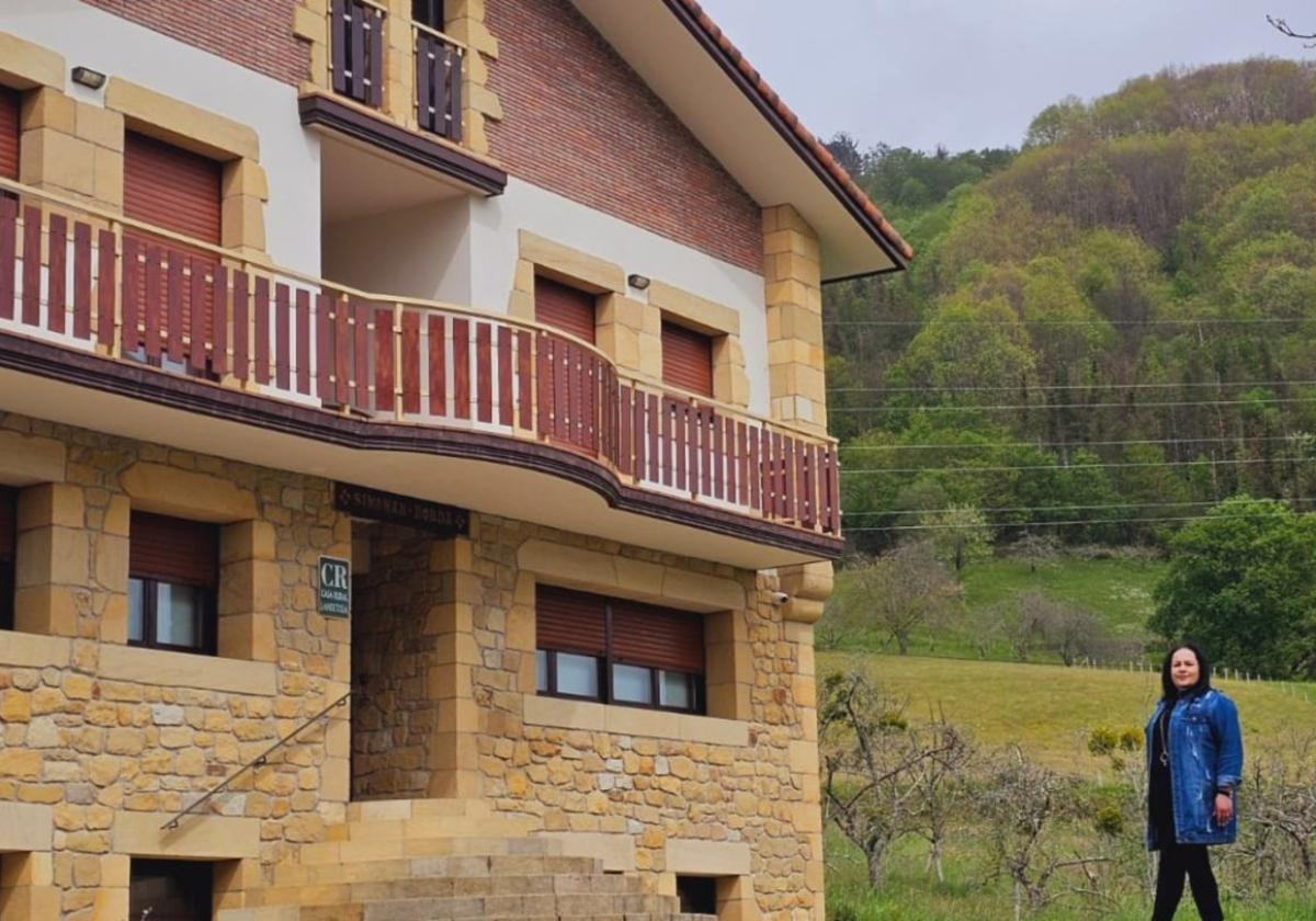 Simonan borda. Andreea Popa ante la entrada principal de su casa rural de Oiartzun.