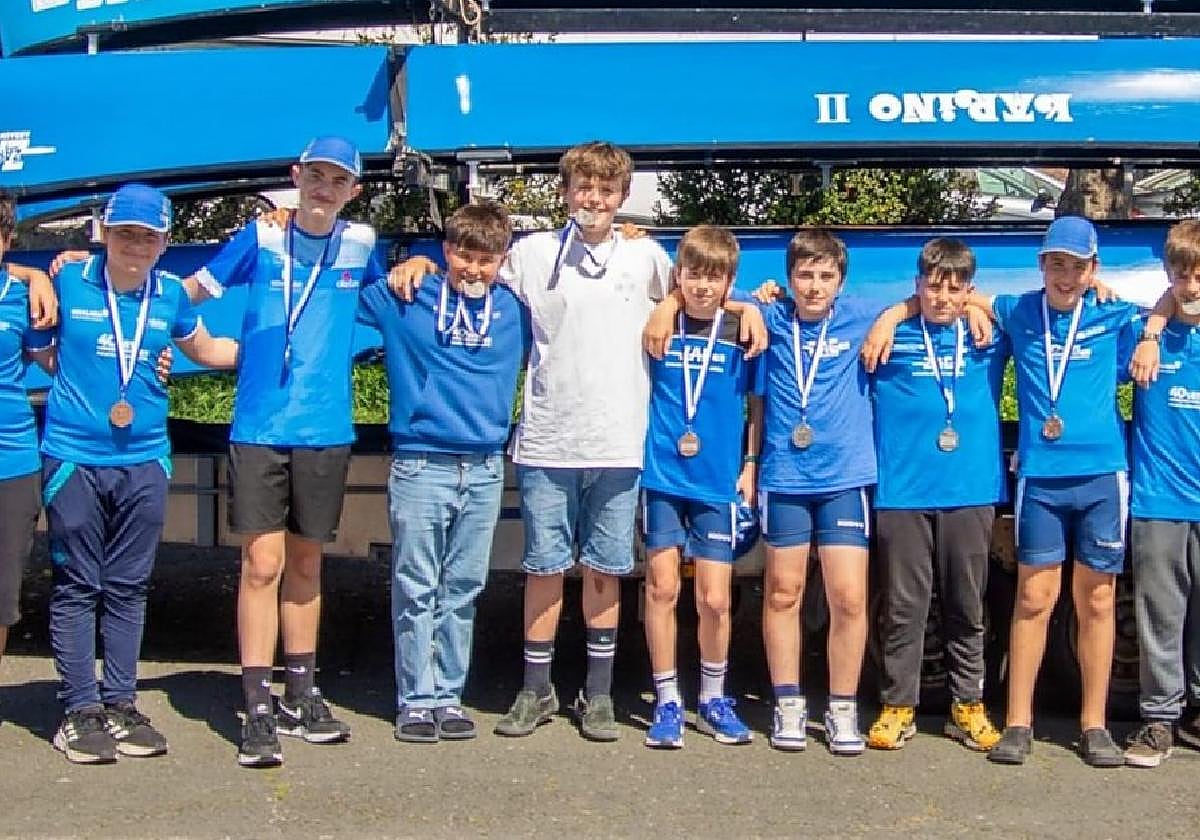 Infantil mutilek brontzezko domina lortu dute denboraldi bikain bat eginaz eta oraindik Euskadiko Txapelketa geratzen zaie.