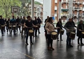 Asistentes al primer ensayo de la tamborrada.