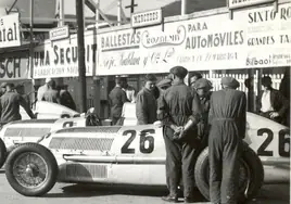Imagen conservada en el archivo de la empresa donde se ve el logo antiguo de Rozalma publicitando sus ballestas en una carrera de automóviles.