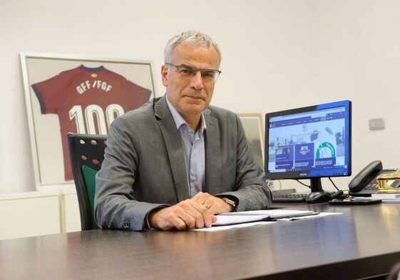 Manu Díaz posa en las oficinas de la Federación Guipuzcoana de Fútbol.
