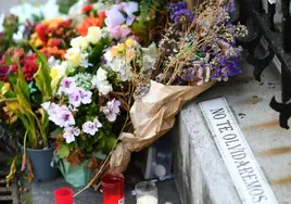 Flores en recuerdo a Lukas Agirre en la plaza Okendo, donde fue asesinado a puñaladas.
