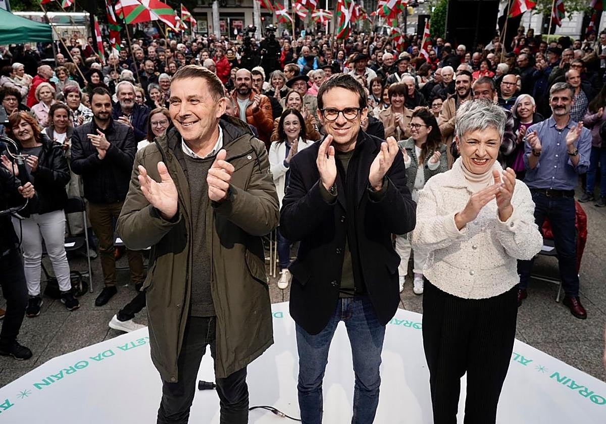 Arnaldo Otegi, Pello Otxandiano e Inma Garrastatxu en el acto electoral este miércoles en Santurtzi.