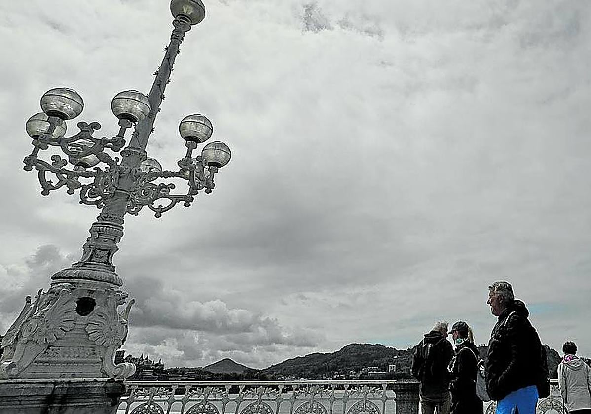 El sol pugnaba con las nubes por asomar ayer por la tarde en la playa de La Concha.