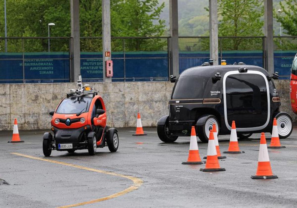 El Renault Twizy naranja que dirige el conductor desde el centro de control marca el camino del Model 1 negro, que detecta cuando el primero acelera o frena.