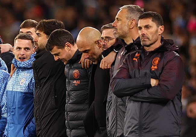 Xabier Mancisidor, el último a la derecha, mira con los brazos cruzados el desarrollo de los penaltis.