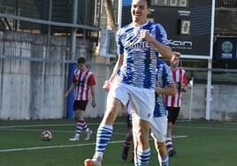 López de Aguilet celebra el tanto de la victoria ante el Pasaia.