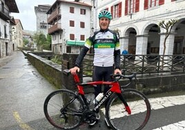 Luciano Mitxelena con su bicicleta, preparado para una nueva salida desde Lesaka.