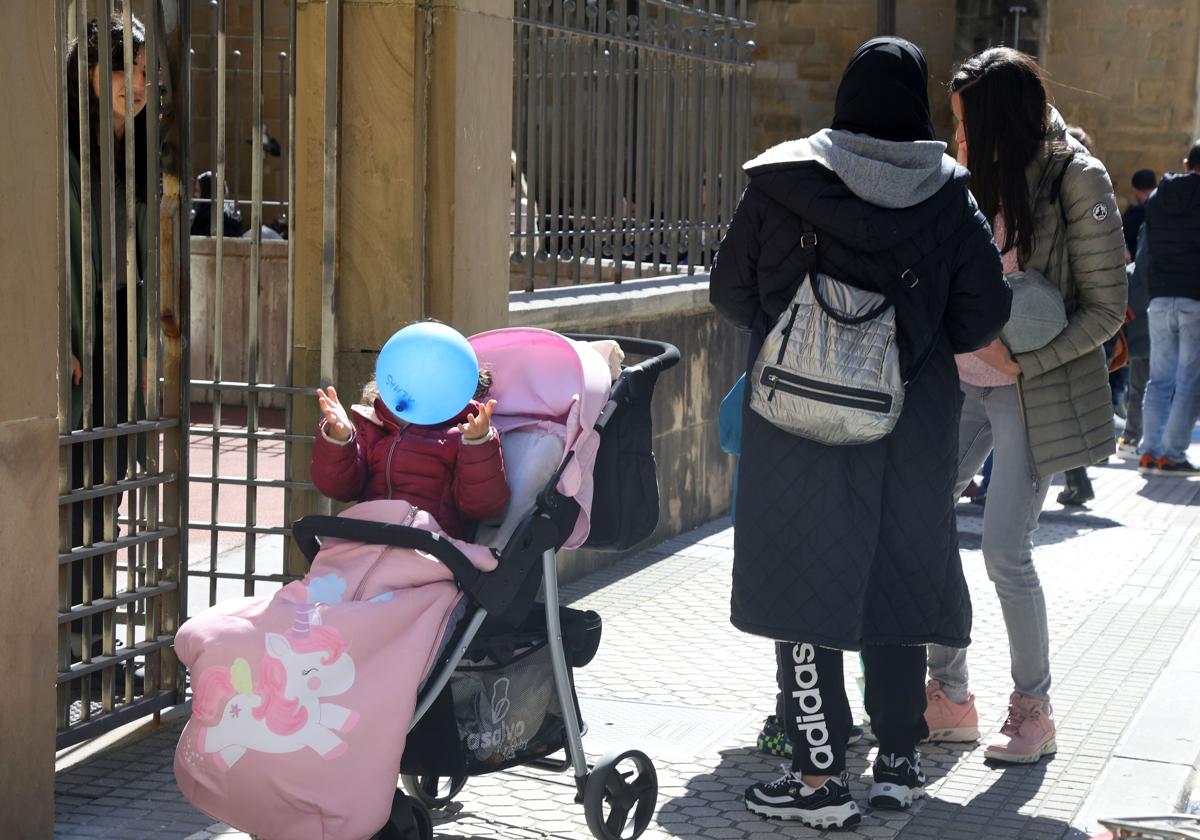 Una familia recoge a su hijo en una haurreskola de Donostia.