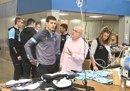 José Javier Zabaleta escucha instrucciones en el taller de Oria Sport Wear, ubicado en Ibarra